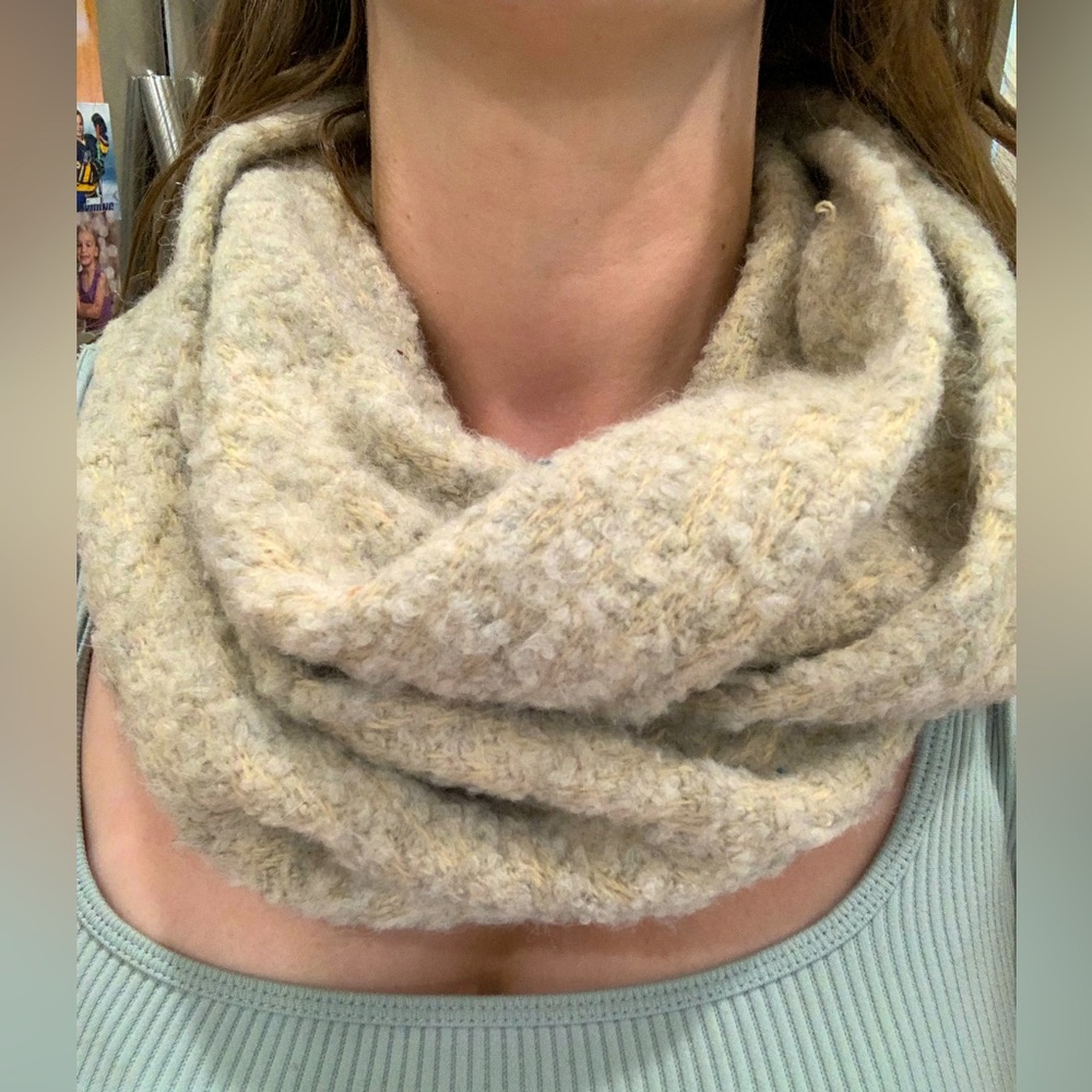Fraas fuzzy look, infinity scarf.